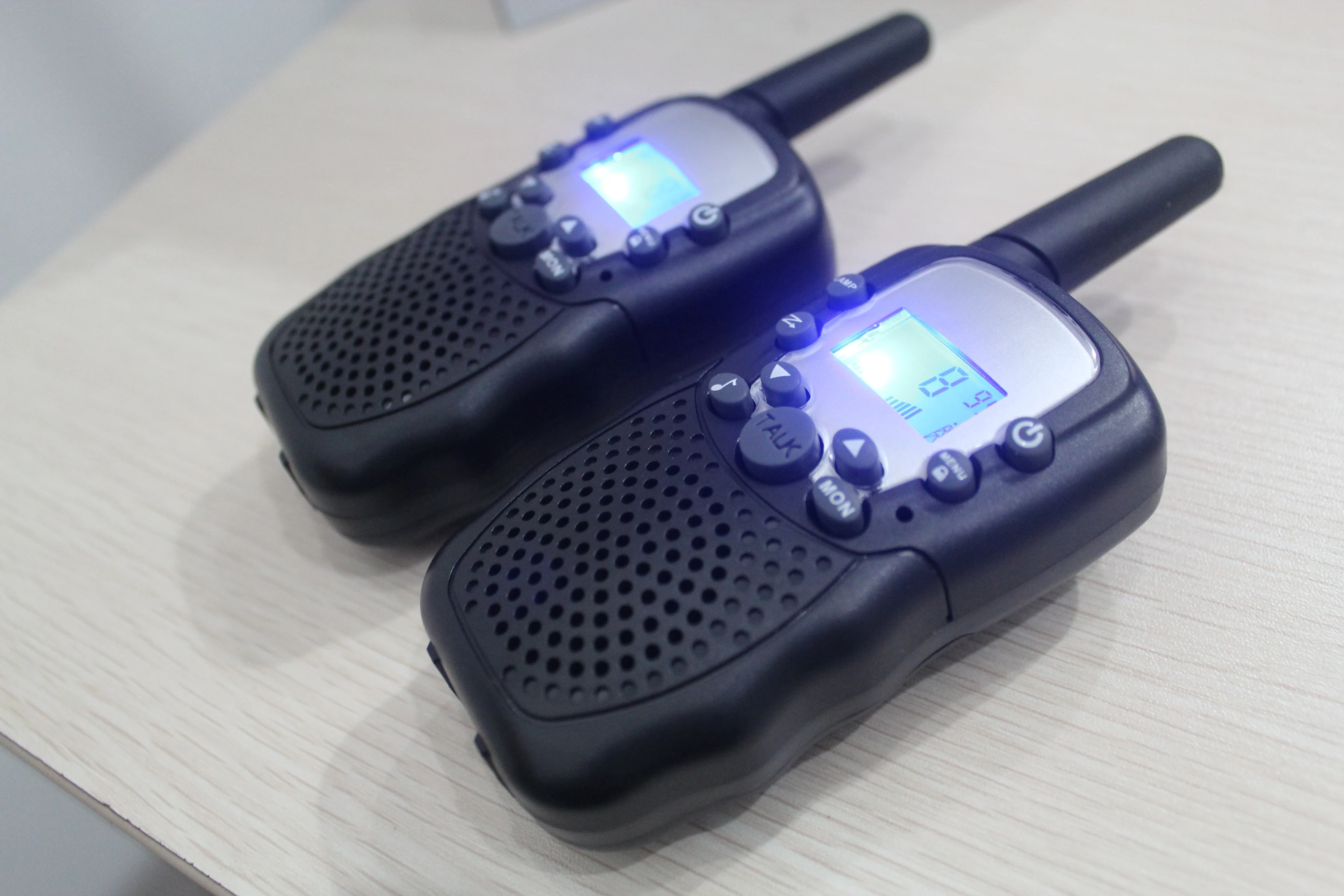 

New kids 99 code T388 portable mobile Radio walkie talkie pair UHF interphone FRS/GMRS talky walky