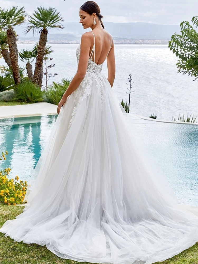 Abito da sposa senza maniche bohemien Sexy scollo a v profondo eleganza pizzo Applique cinturino per Spaghetti corte dei treni A-Line Boho abito da sposa