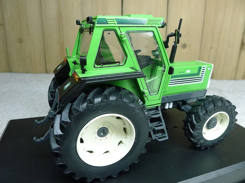 1: 32 F140 Tractor Model  Agricultural vehicle model  Alloy collection model