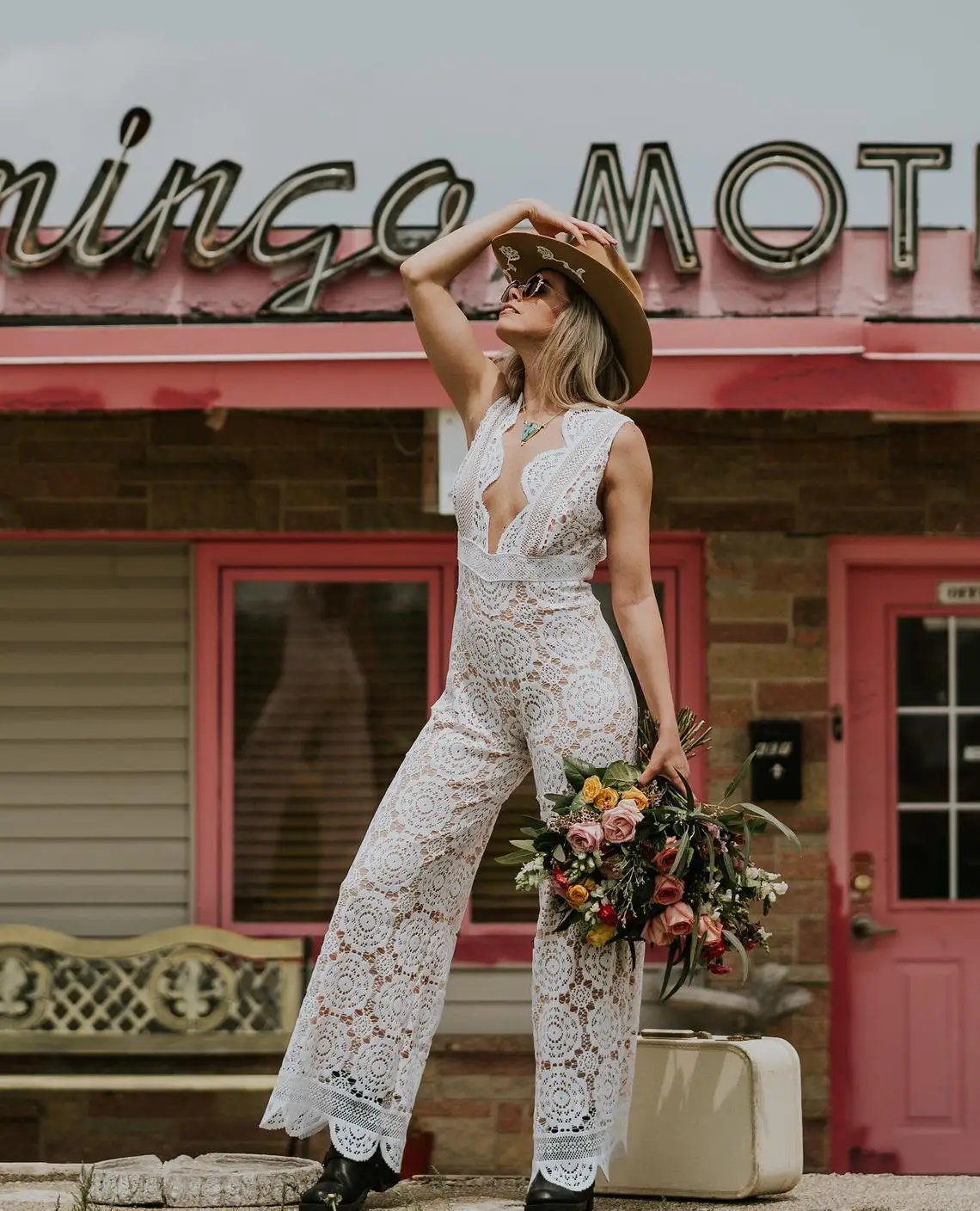 Boêmio a linha completa do laço macacões vestidos de casamento vestidos de noiva profundo decote em v trem varredura sem costas estilo country boho