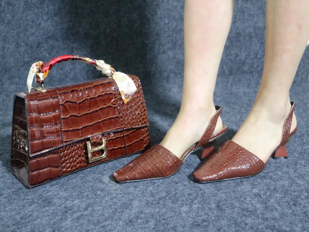 Gorgeous Red Women Shoes Match Big Handbag With Metal Decoration African Dress Pumps And Bag Set G11,Heel 5.5CM