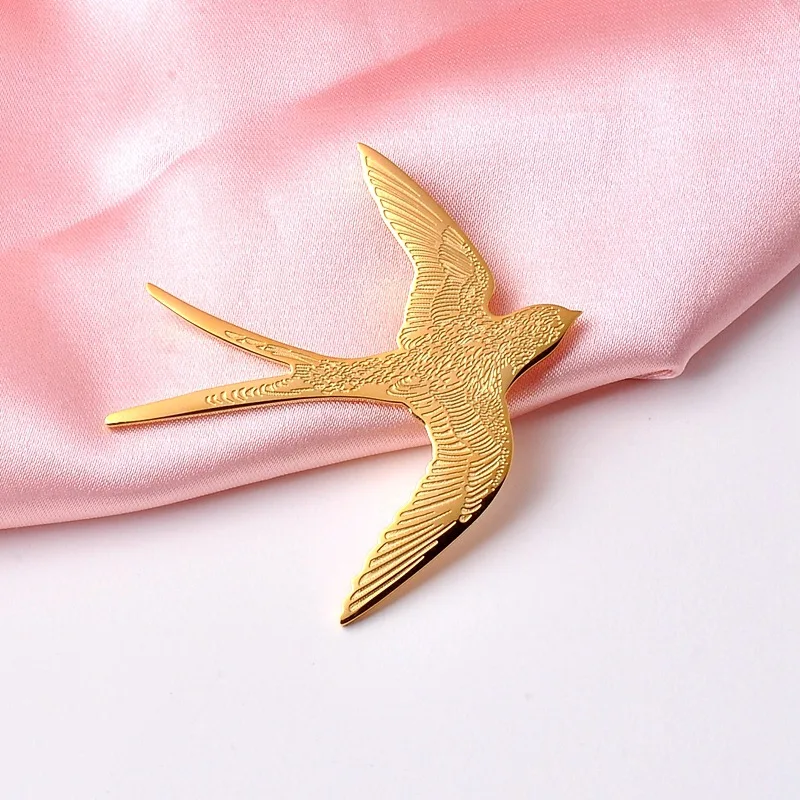 Cute Stainless Steel Carved Flying Swallow Bird Shape Anti-glare Brooch Gold Color Cardigan Buckle Collar Clip Pin Accessories