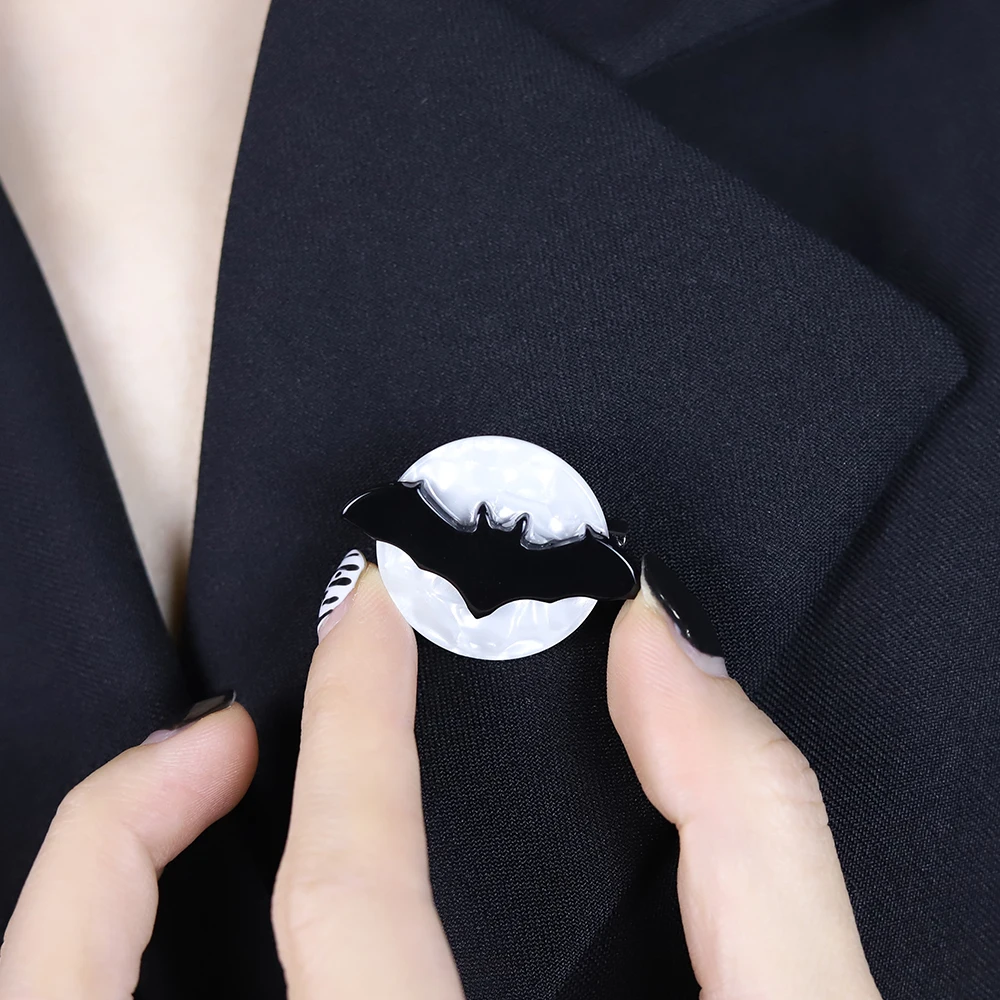 Acrylic Moon Bat Brooches Halloween Lapel Pins for Women Vivid Animal Brooch Acetate Fiber Christmas Gifts Costume Jewelry