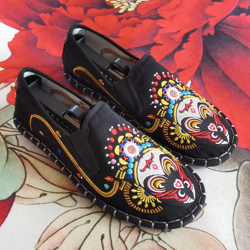 Hot Sale Dragon Tiger Retro Canvas Shoes Men Chinese Style Mens Embroidered Shoes Comfortable Slip On Men Loafers Shoes Causal