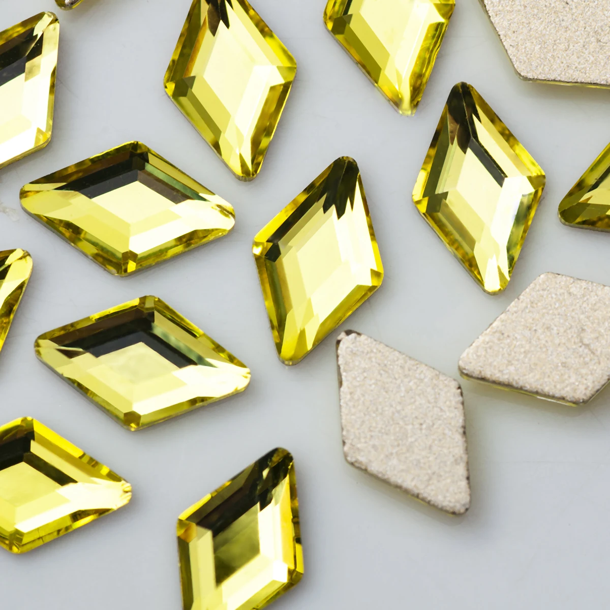 100 Stück/Set Nagelkunst-Strasssteine 3x5mm 4x6mm 5x8mm Flache Rhombus-Form Bunte Steine für 3D-Nagelkunst, Kleidungsstücke und Schmuckdekoration – Detail 4