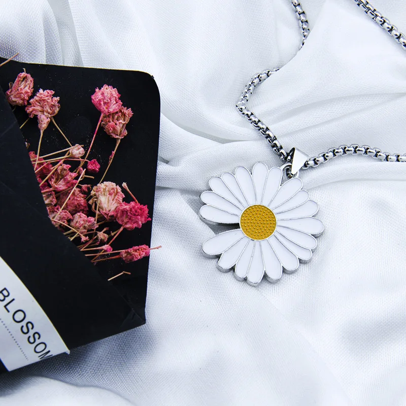 Trendy Elegant Daisy Flower Pendant Necklace Women Men Jewelry Charm Daisy Necklace Korean Popular Gift High Quality Accessories