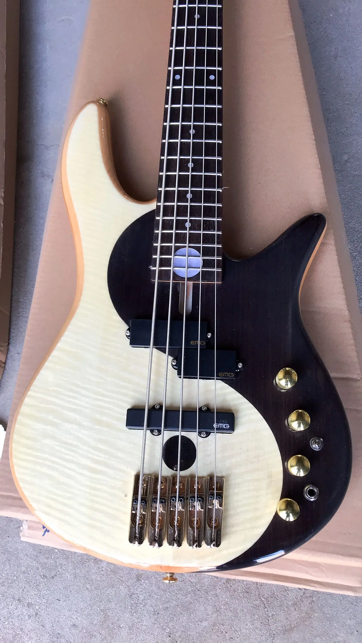 

Yin an Yang 5 Strings Bass Guitar, Gold Hardware, Electric Bass, New Arrival, Free Shipping