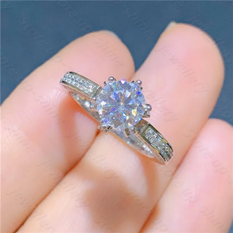 

New 925 silver inlaid Moissan diamond ring, fine inlaid, D color, super shiny