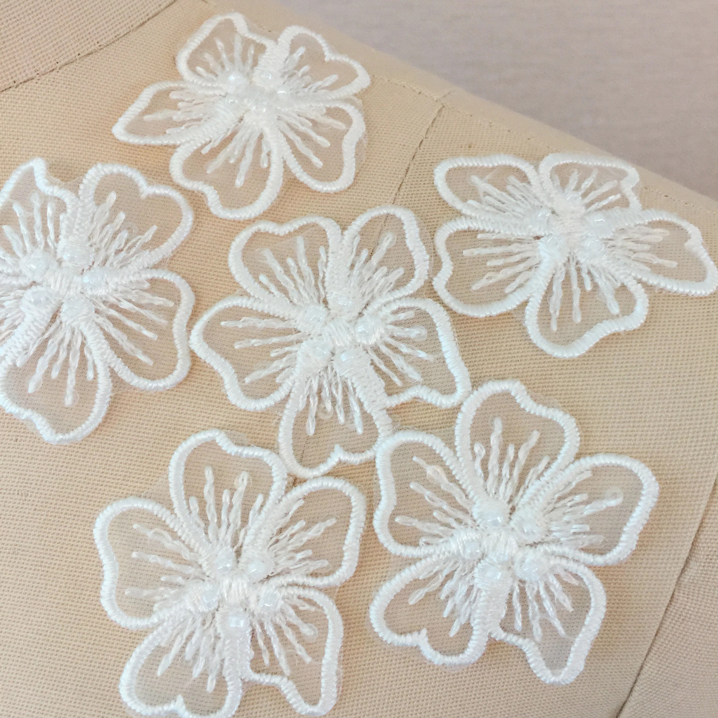 100 stück Off White 3D Pailletten Spitze Applique Blume Patch Motiv Schleier Mieder Blume Mädchen DIY Handwerk Versorgung – Detail 9