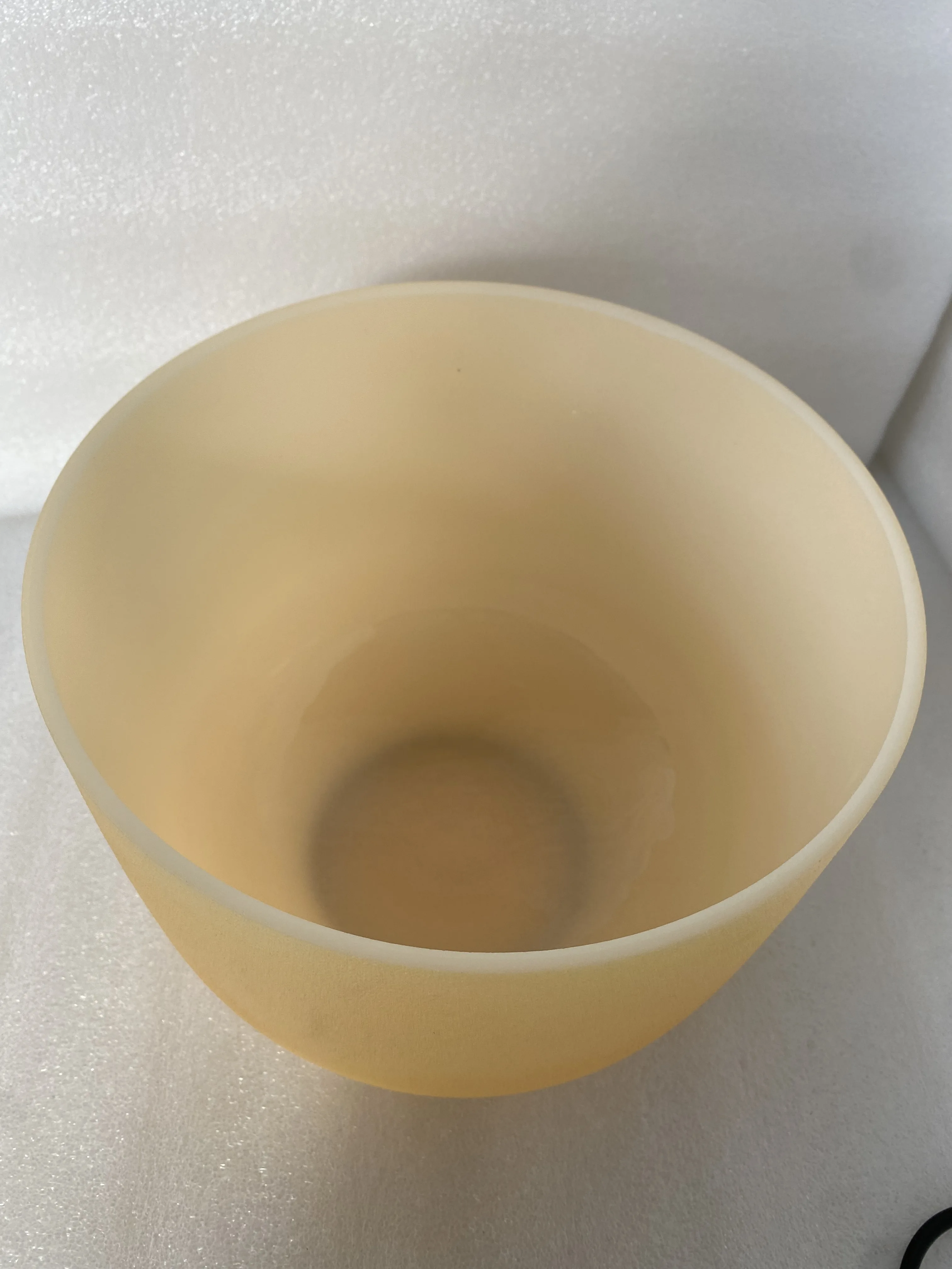 

Frosted crystal singing bowl yellow color 432Hz 10“ 4th octave E note perfect pitch for sound theraphy.