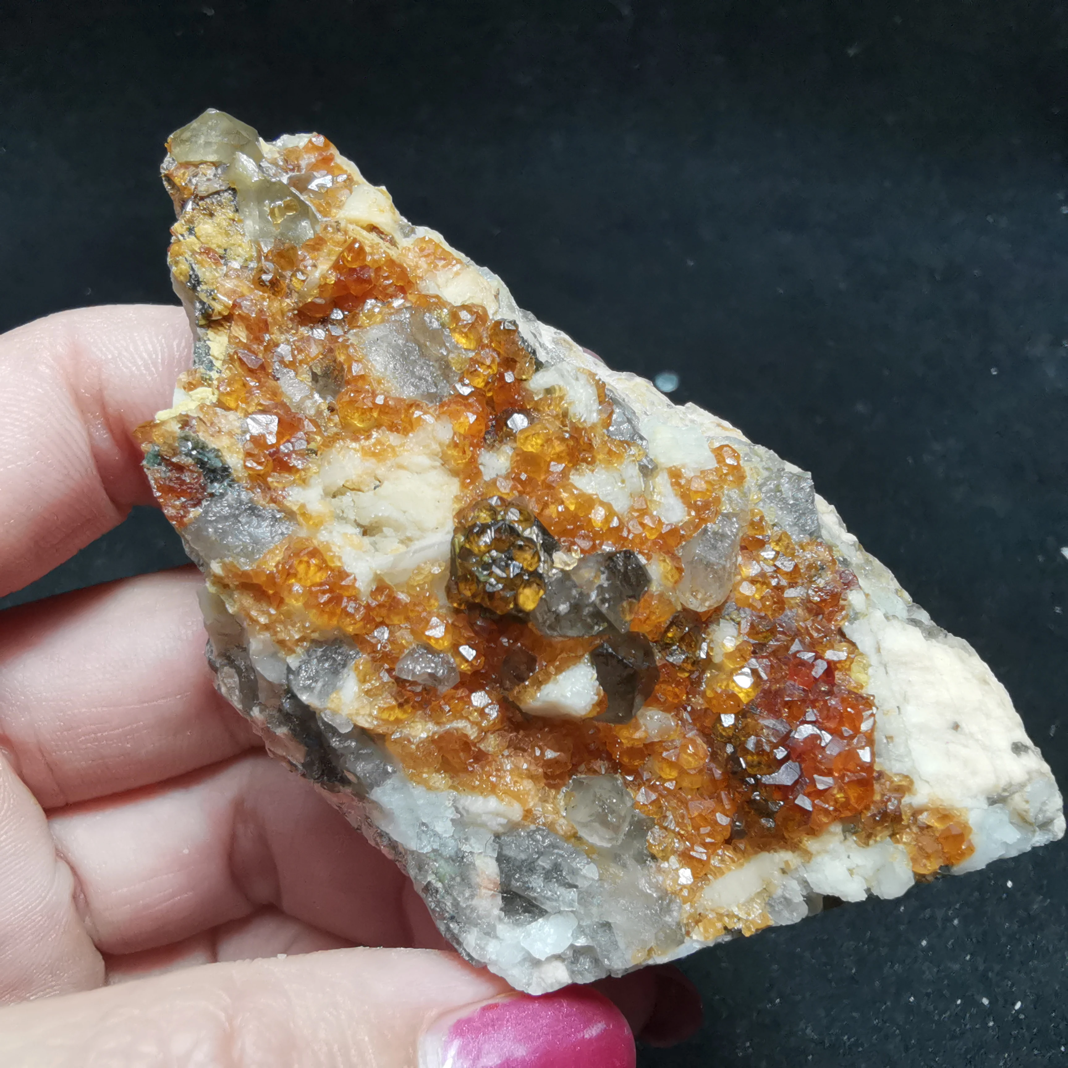 

106.7g100% natural garnet and crystal symbiotic mineral specimen CRYSTAL HEALING CRYSTAL QUARTZ GEM