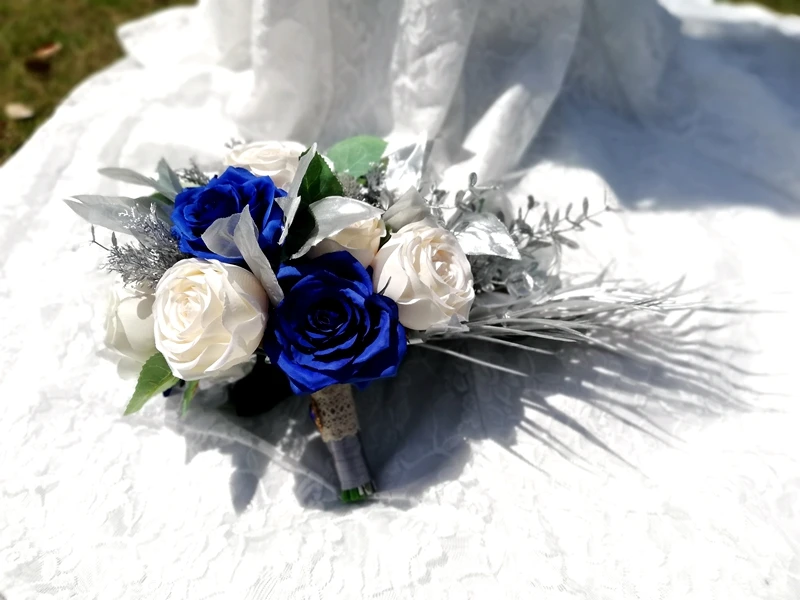 2021 New Whitney Brooch of Flowers Collection Wedding Artificial Flowers Silver Pine Branches Mix Ivory Roses Bouquet Mariage