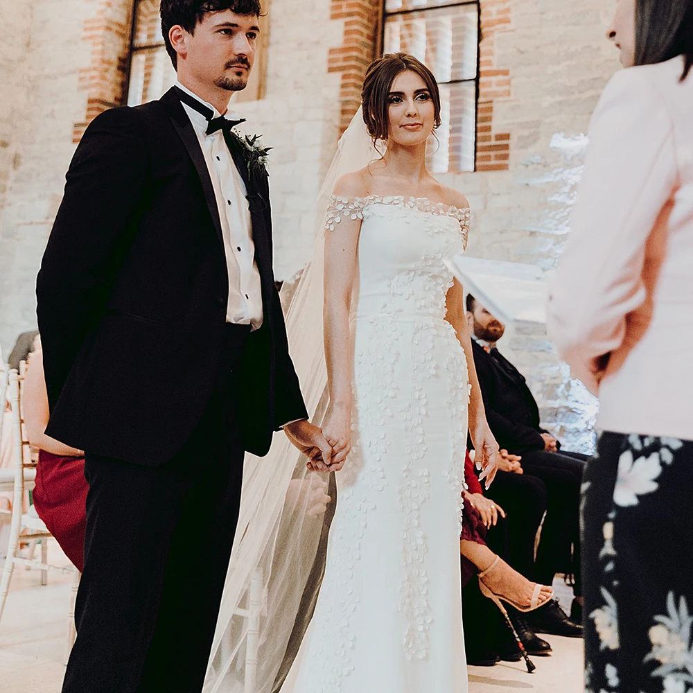 ปิดไหล่ลูกไม้ Mermaid ชุดเจ้าสาวที่กําหนดเอง PLUS ขนาด 3D Leaf โรแมนติกซาติน Barn Rustic การถ่ายภาพชุดแต่งงาน