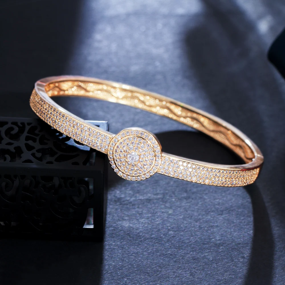 CWWZircons Luxus Voller Kubikzircon Mikro Gepflastert Runde Offene Manschette Braut Hochzeit Armreif für Frauen Partei Schmuck Zubehör SZ0049