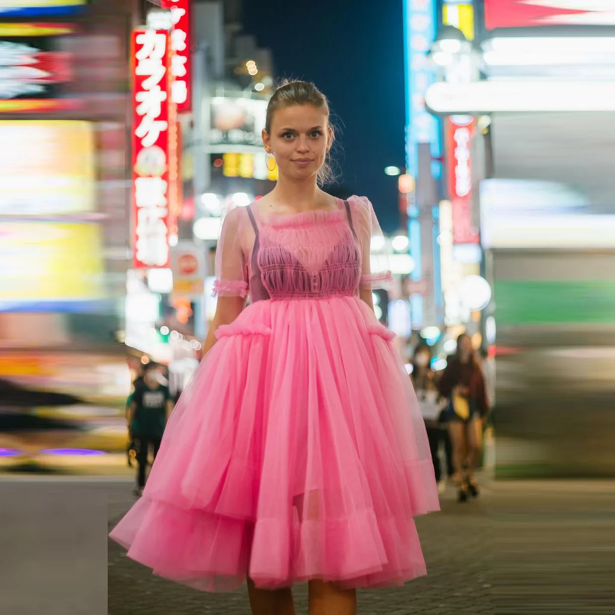 Chique vestido de tule rosa plissados em camadas tule vestidos quadrado midi comprimento vestido da menina ver através da luva feito sob encomenda