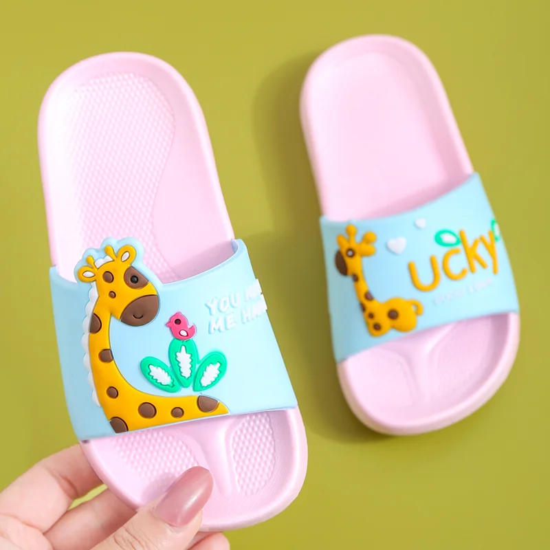 Pantoufles de girafe de dessin animé pour enfants, chaussures d'été coordonnantes, pantoufles d'intérieur pour enfants, chaussures chaudes légères et colorées, chaussures confortables pour garçons et filles