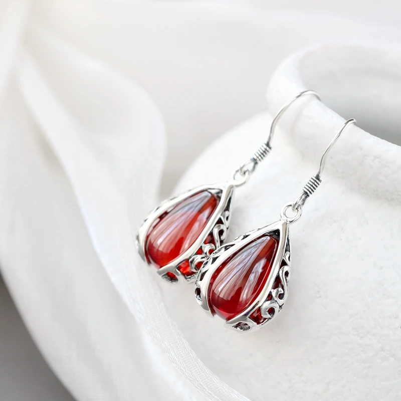 

Elegant Teardrop-Shaped Design 925 Sterling Silver Earring Delicate Scrollwork Patterns Inlaid Artificial Red Zircon Earrings