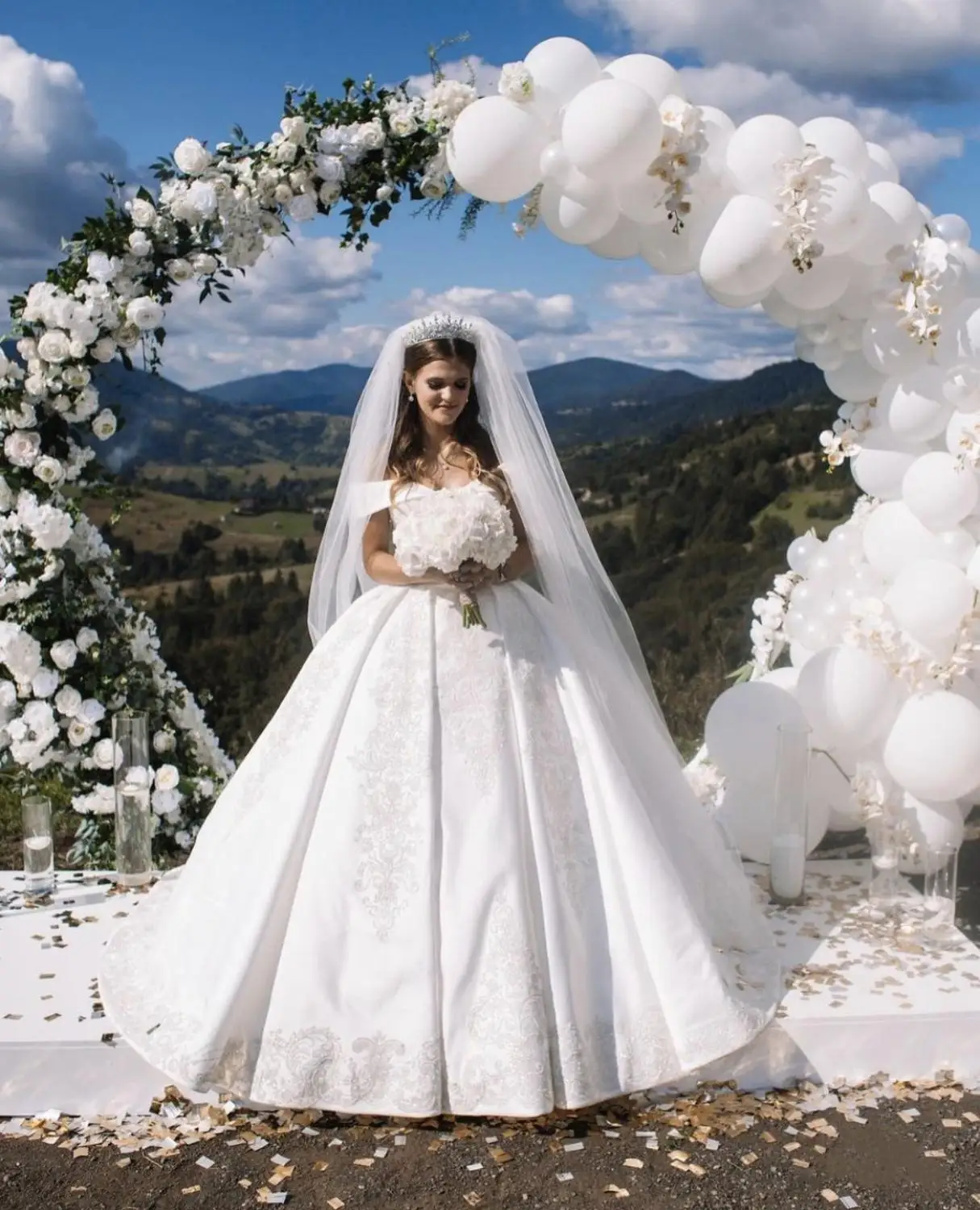 Vestido de novia de satén con Espalda descubierta, vestido de novia con cuello en V, hombros descubiertos, apliques de encaje, cuentas de lentejuelas, largo hasta el suelo