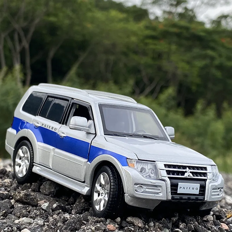 1:32 Mitsubishis PAJERO SUV modello di auto in lega diecast giocattolo in metallo veicoli fuoristrada modello di auto simulazione da collezione