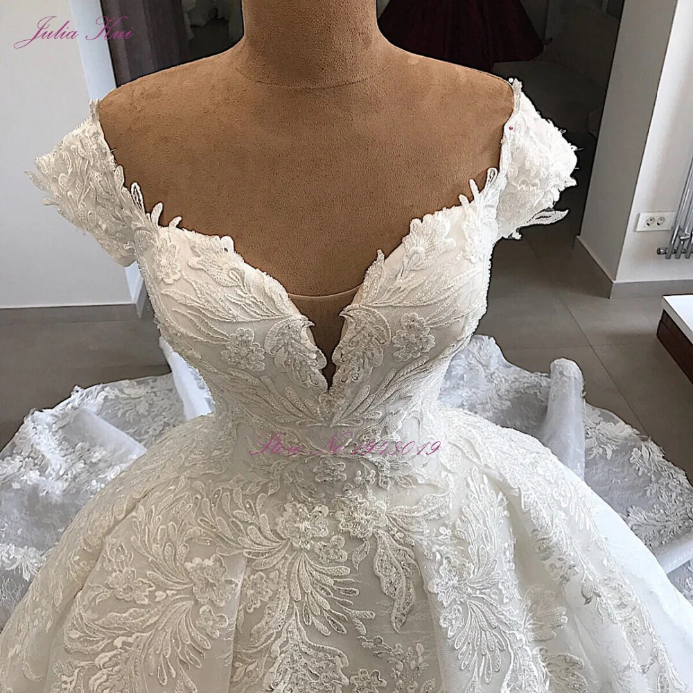 Julia Kui-Robe de Mariée de Luxe avec des Appliques Délicates, Tenue de Bal