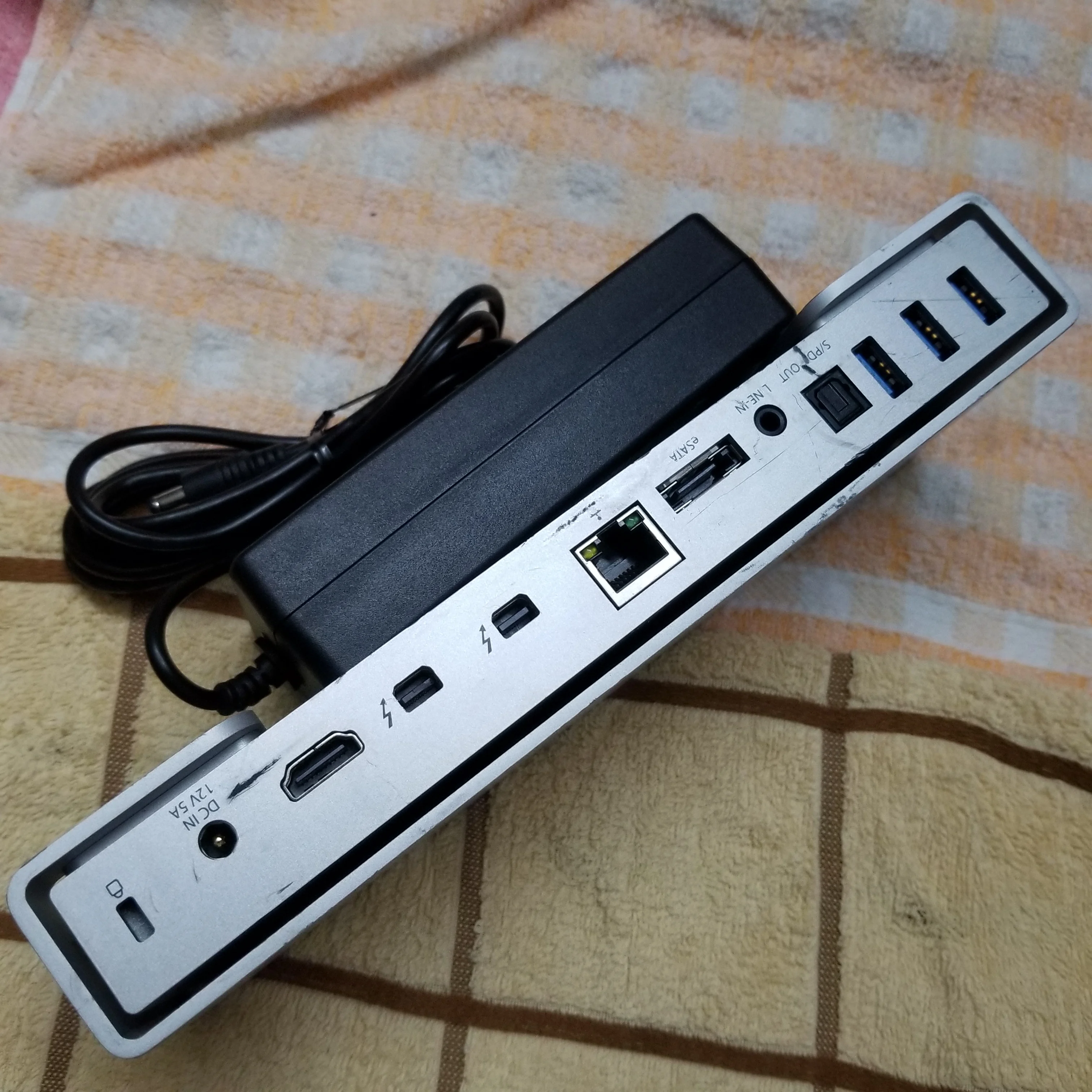 محطة إرساء Thunderbolt 2 4K لـ TB2DOCK4KDHC WINDOWS OS X Mac / استبدال f4u085/f4u055 / بدون كابلات تيار متردد. لا يوجد كابل الصاعقة