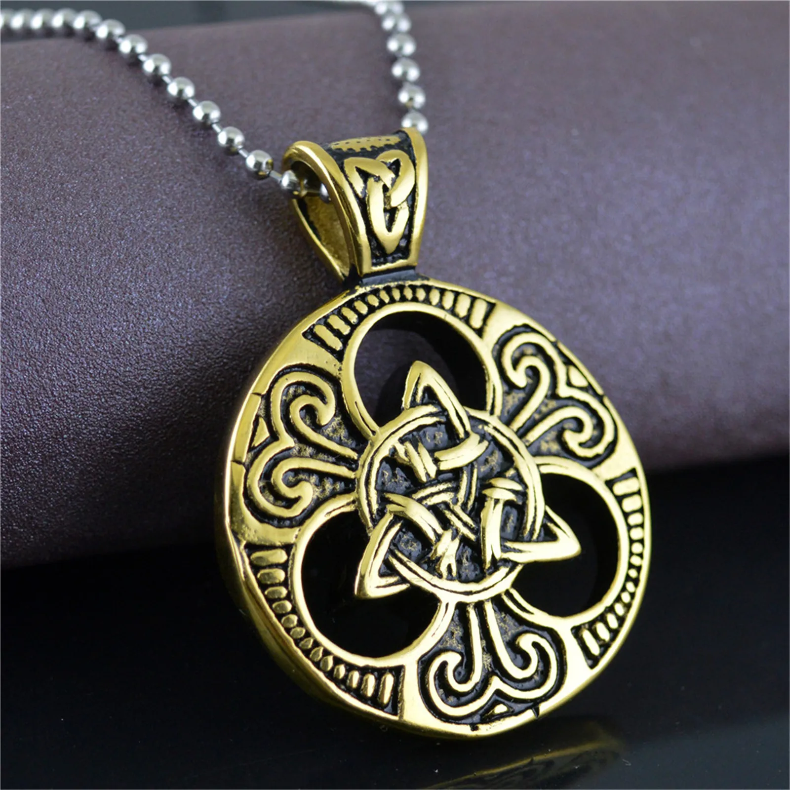 Celtic Knot Necklaces for Men and Women Irish Symbol Titanium Stainless Steel Round Pendant Retro Vintage Punk Style Triquetera