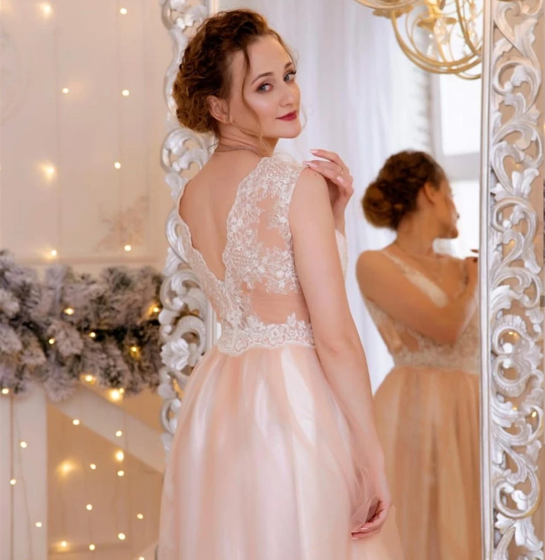 A-Line Hochzeit Kleid Bodenlangen V-ausschnitt Tüll Licht Champagne Backless Brautkleider Backless Robe De Mariee Gericht Zug Gnade