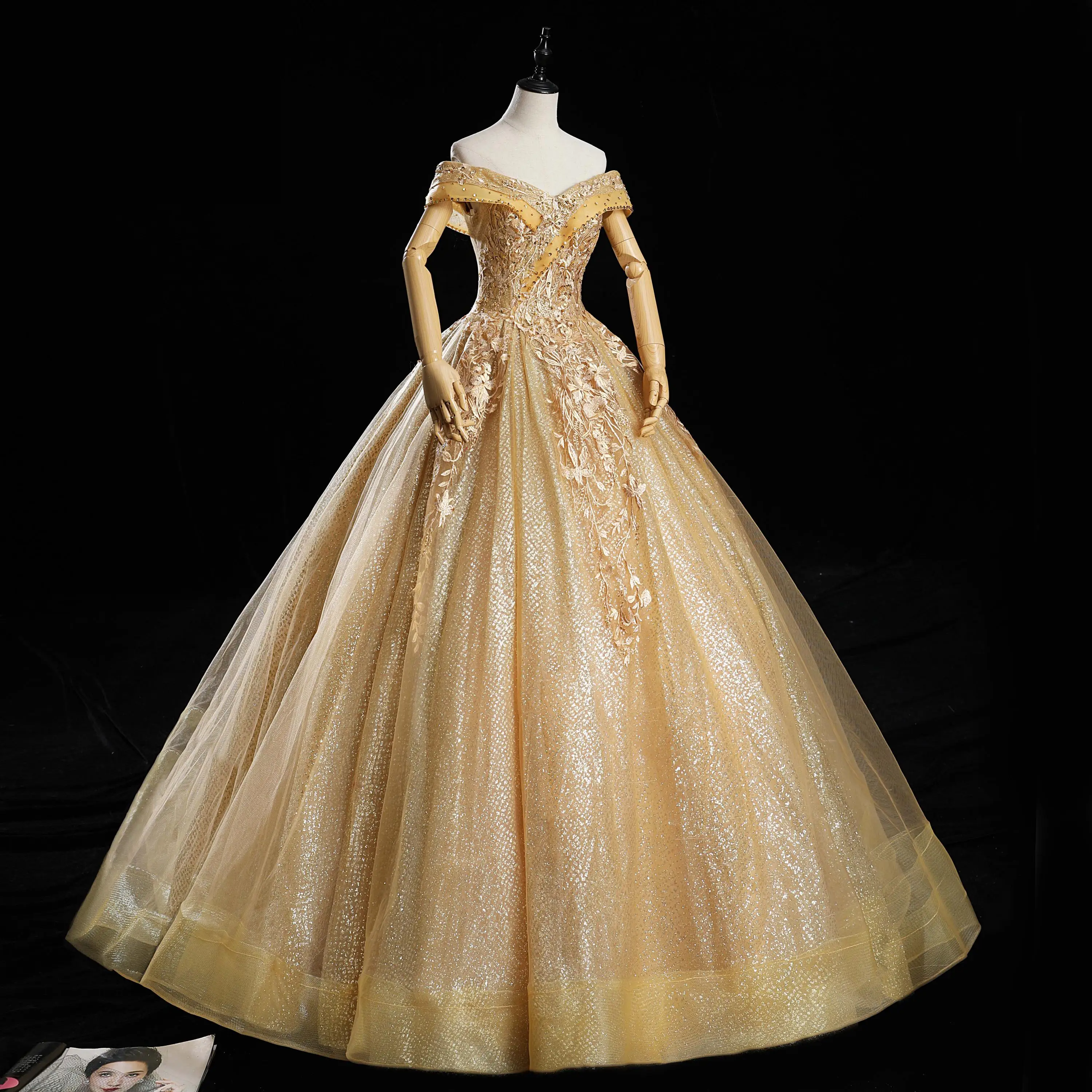 Gold ชุดเดรสปาร์ตี้ปิดไหล่ V คอชุดไปงานเต้นรำ Luxury Lace Vintage Quinceanera เดรสพลัสขนาด Vestidos