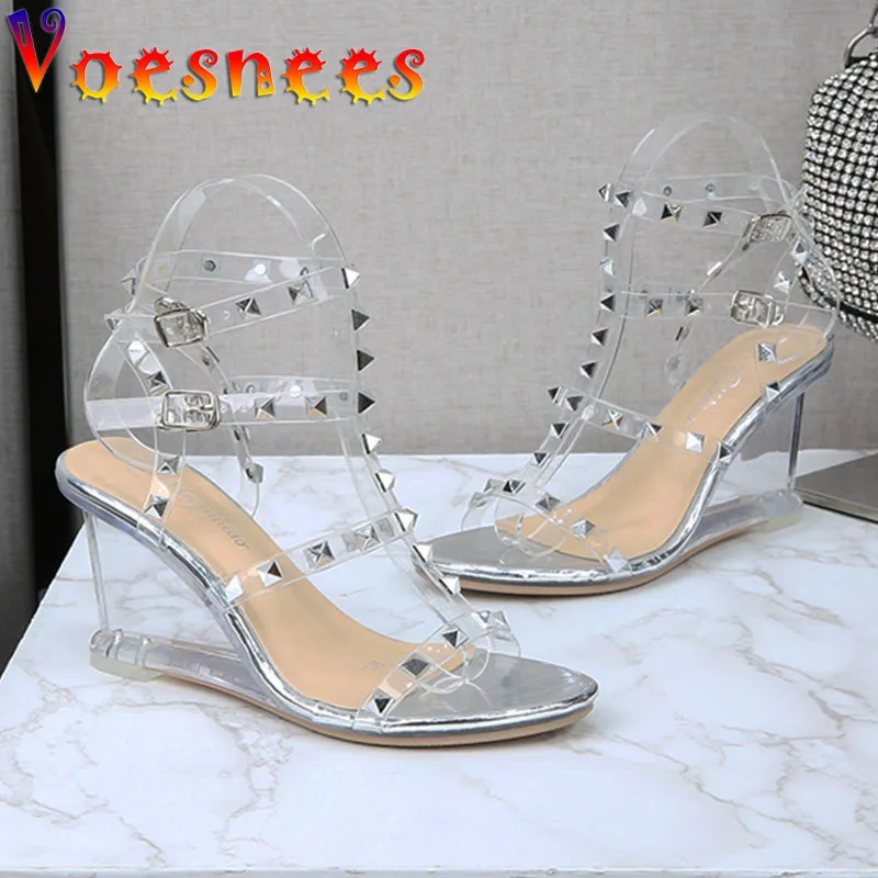 

Voesnees, прозрачные женские сандалии, новинка 2021 года, лето 2021, дизайн, гиалиновая обувь на танкетке с заклепками из ПВХ, удобные женские туфли на высоком каблуке 8 см