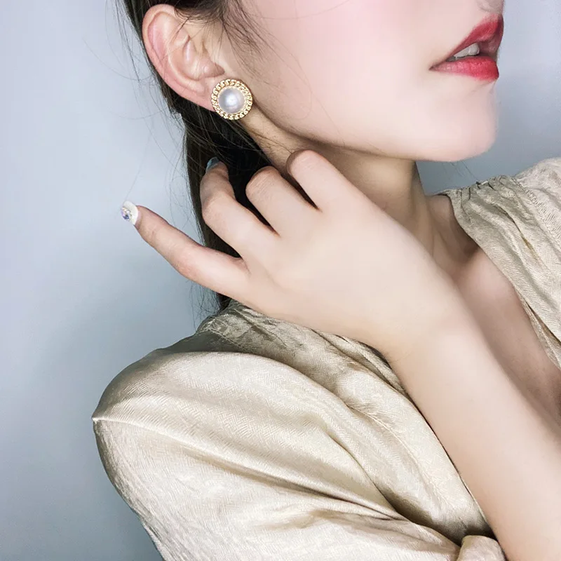 Desain Korea Mutiara Simulasi Elegan Anting Klip Bulat Besar Tanpa Tindik Jepit Telinga Mutiara Barok untuk Wanita Grosir Perhiasan