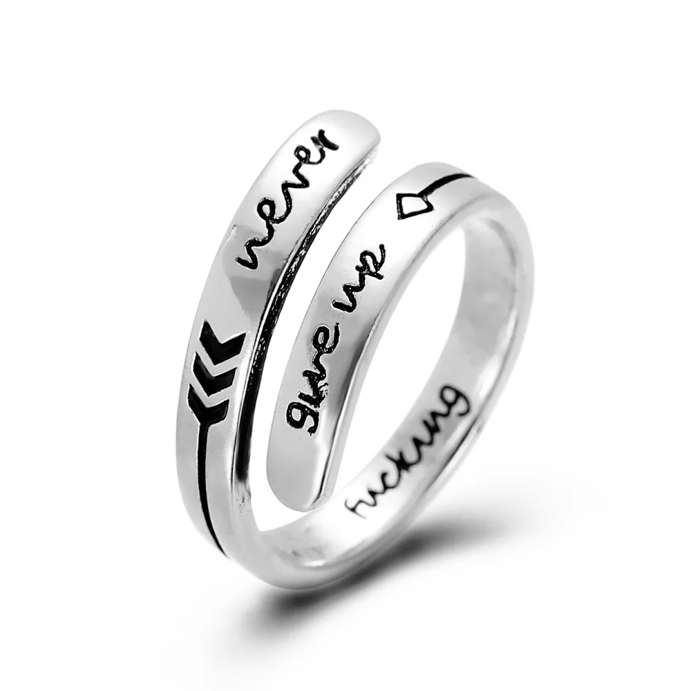 Yungqi-Bagues de flèche de tempérament pour femmes, bijoux rétro, large, lettre gravée, cadeau de la journée de Léon, ne jamais abandonner, mode