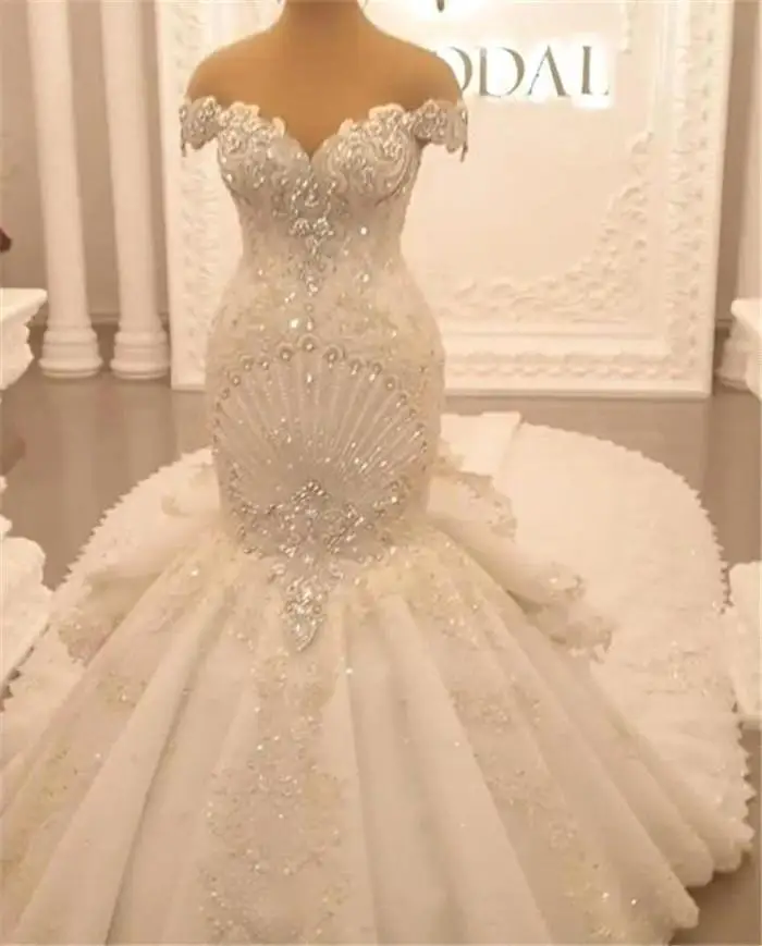 Appliques di lusso abiti da sposa a sirena in pizzo con spalle scoperte in cristallo con volant senza schienale cattedrale treno abito da sposa arabo Dubai