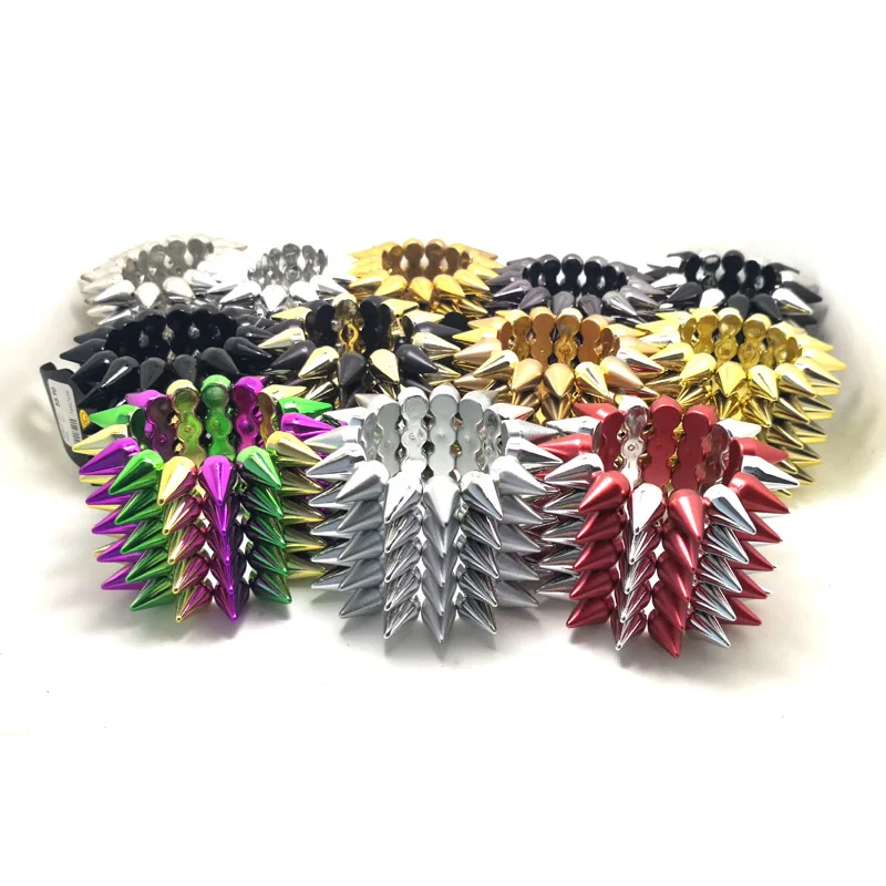 Kunststoff Gothic Nieten Spikes Elastische 5 Reihen Stretch Armband Für Hip Hop Frauen Party Rock Pyramiden Armband Punk Schmuck