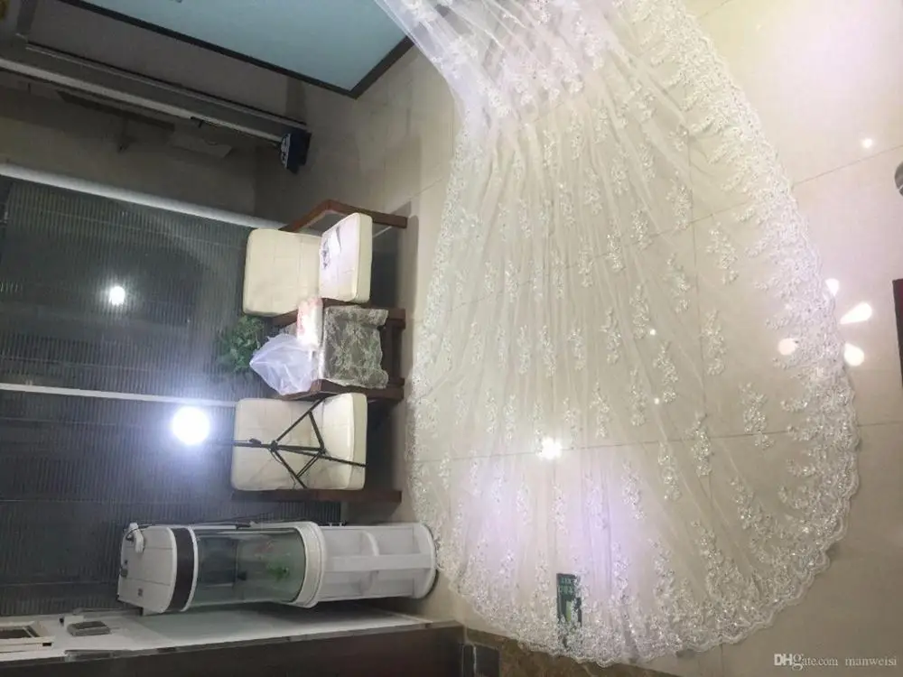 Di lusso Veli da sposa Lunghezza Cattedrale Con Il Pettine Libero 5 M Lungo Bianco Avorio di Applique Del Merletto Perline di Cristallo Veli Da Sposa Reale immagini