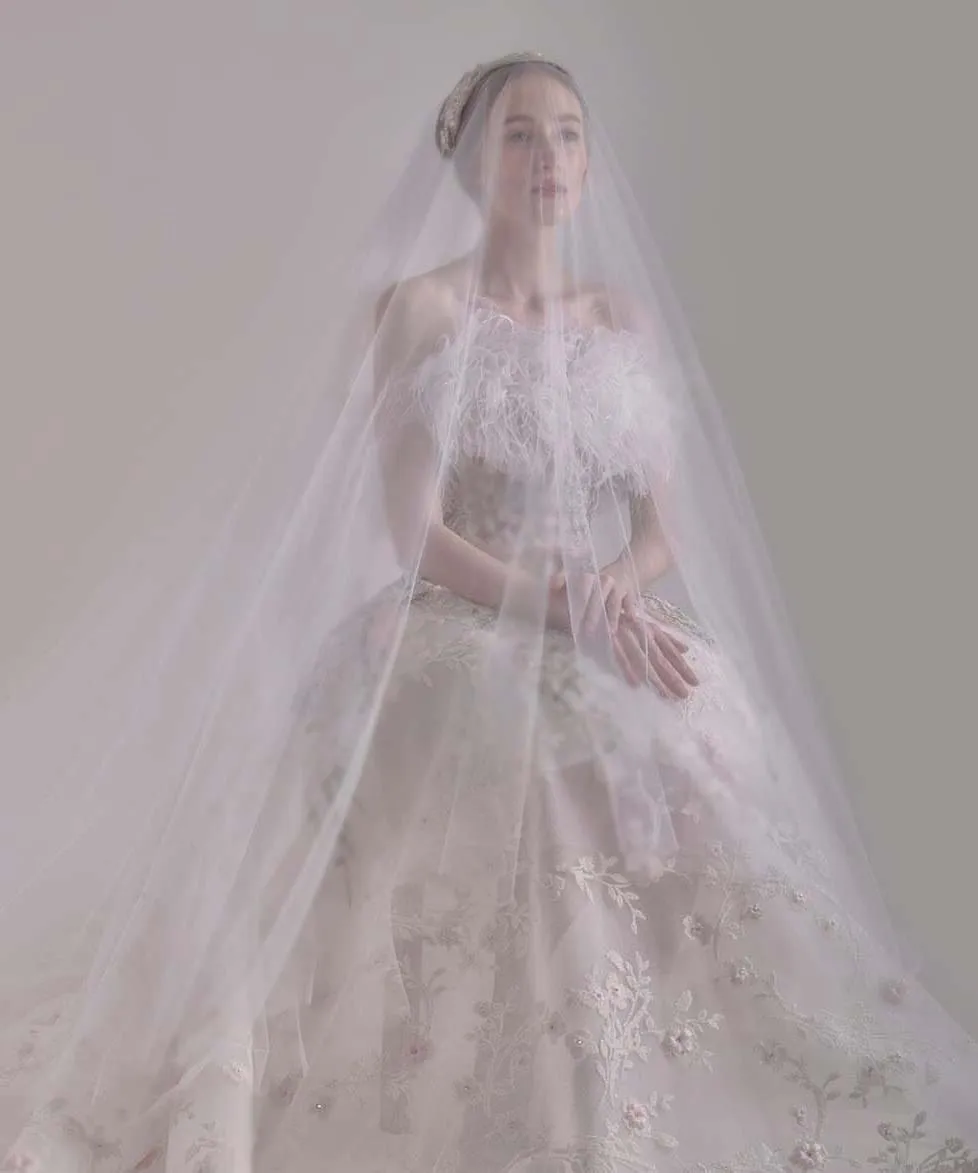 Fee Brautkleid von der Schulter träger los ärmellose applizierte Spitze Feder Ballkleid Land Vestidos de Novias