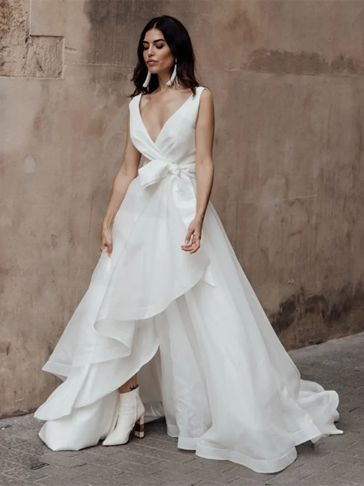 Vestido De novia blanco con cuello en V, traje sencillo sin mangas con diseño De lazo y espalda descubierta para novias sexys, Túnica escalonada De ilusión De Organza, 2024