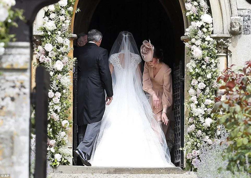 Pippa-Robe de mariée en dentelle avec manches, dos nu, train chapelle princesse, château de jardin, robes de réception de mariée, Seton ignoré, 2020