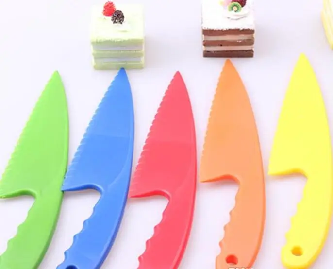 Wholesale Colorful Food Grade Plastic Scraper Cake Knife Mousse Bread Knife With Jaggedly Kitchen Baking Tools Random Color