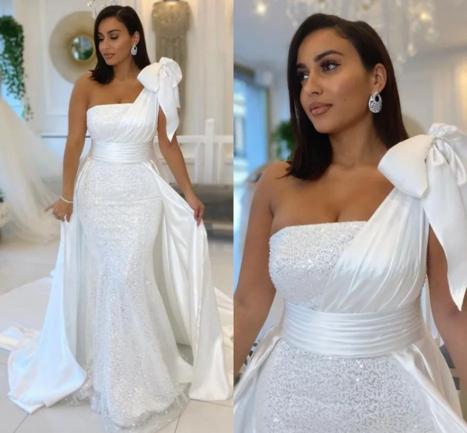 Eine Schulter Weiß Meerjungfrau Hochzeit Kleider Mit Bogen Satin/Pailletten Überrock Braut Kleider Bänder Braut Vestidos De Novia