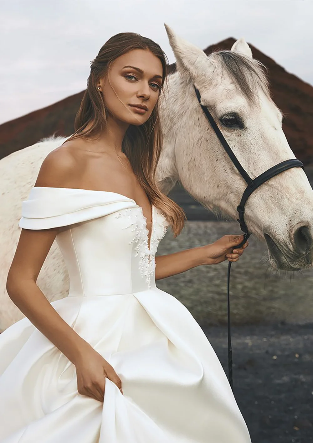 Sevintage boho vestido de casamento 2021 cetim com decote em v uma linha fora do ombro sem mangas rendas apliques sem costas vestidos de noiva do vintage