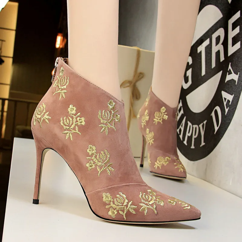 

Women Ankle Length Flock Boots Fashion Pointed Toe High Heel Woman Shoes Winter Ankle Boots Embroider Design Ladies Shoes
