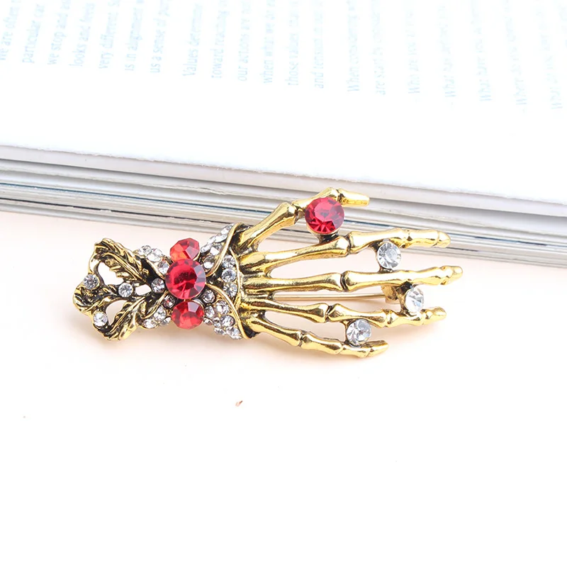 Pomlee 2024 New Arrival Skull Hand Brooch Unisex Punk Pin Antil Gold Red Rhinestone Brooch Gift Clip Accessories Whosales