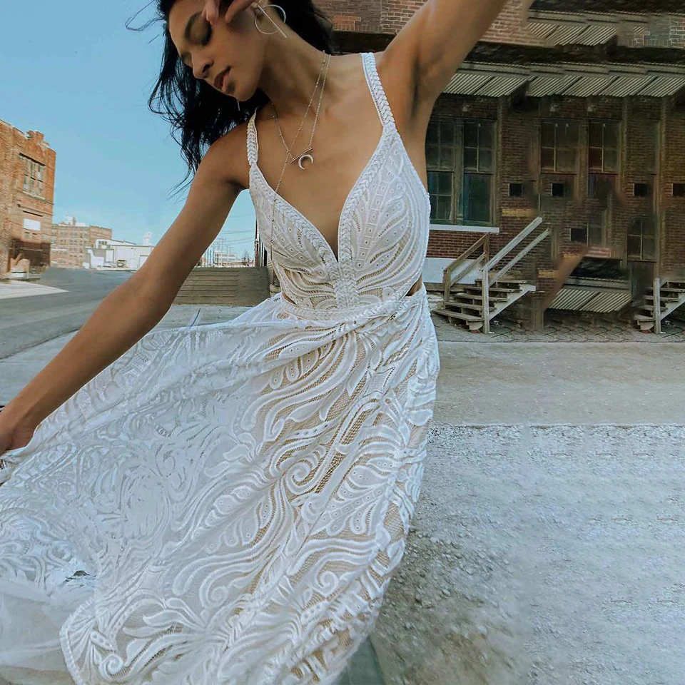 Vestidos de novia bohemios de manga larga con encaje y cuello en V, vestidos de novia con tirantes finos entrecruzados, vestidos de boda con espalda descubierta para sesión de fotos