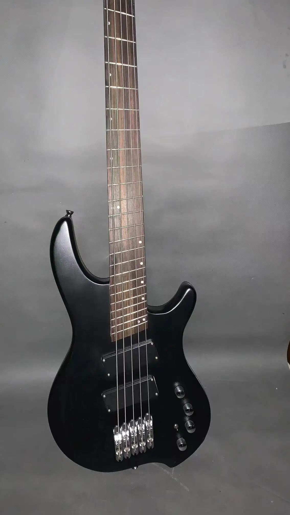 High-end custom inclined 5-string bass, matte black body, Inclined fingerboard, 34-inch treble, 37-inch bass, chrome plated hard