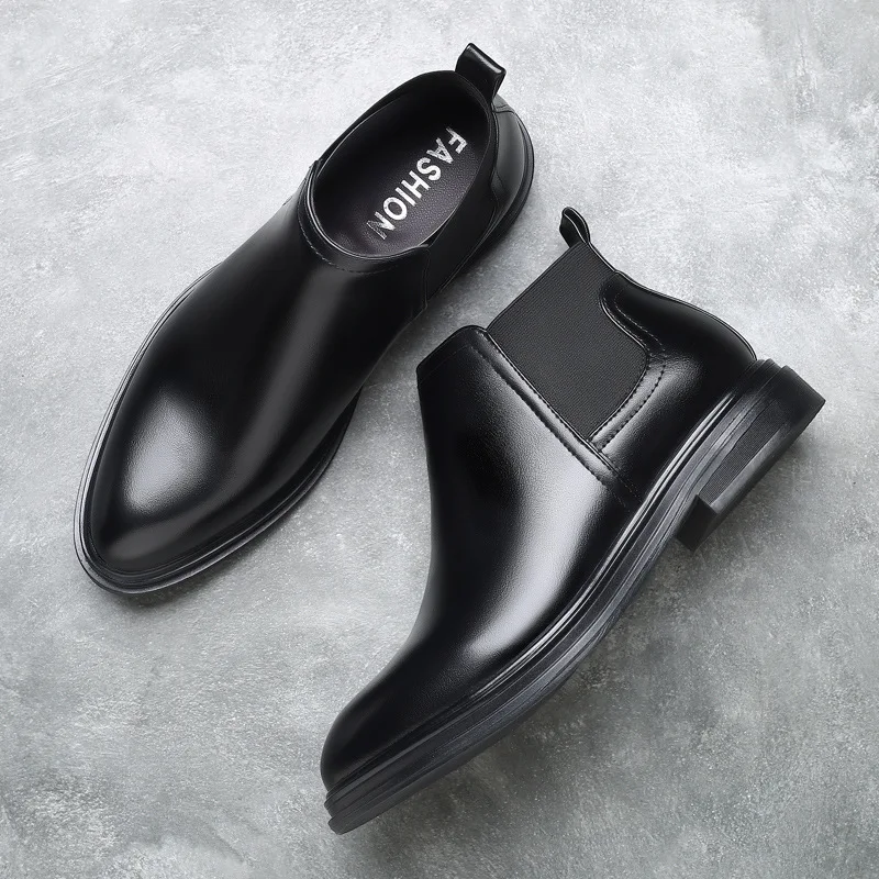The new Soft Leather  Boots Men Casual Ankle Booties Outdoor Tooling Leather Shoes Autumn British High-top Men Shoes