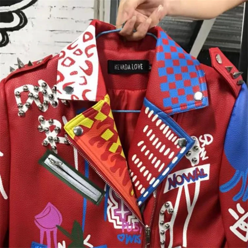 2023 primavera nuova donna rivetto Graffiti giacca in pelle risvolto manica intera giacca moda con cintura stile Punk capispalla rossa Y1162