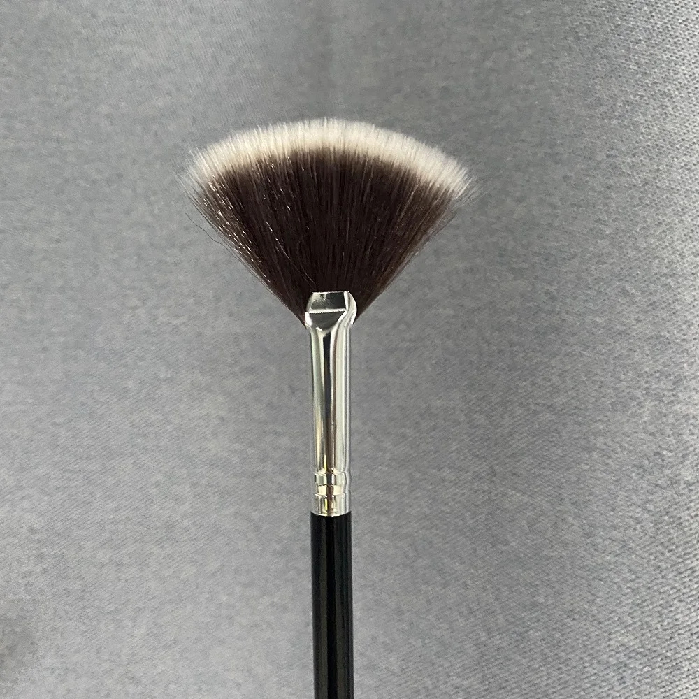 1Pcs Makeup Brushes Fan Brush Women Make Up Black Makeup Brushes Foundation concealing Synthetic Hair Tapered Highlighter Brush