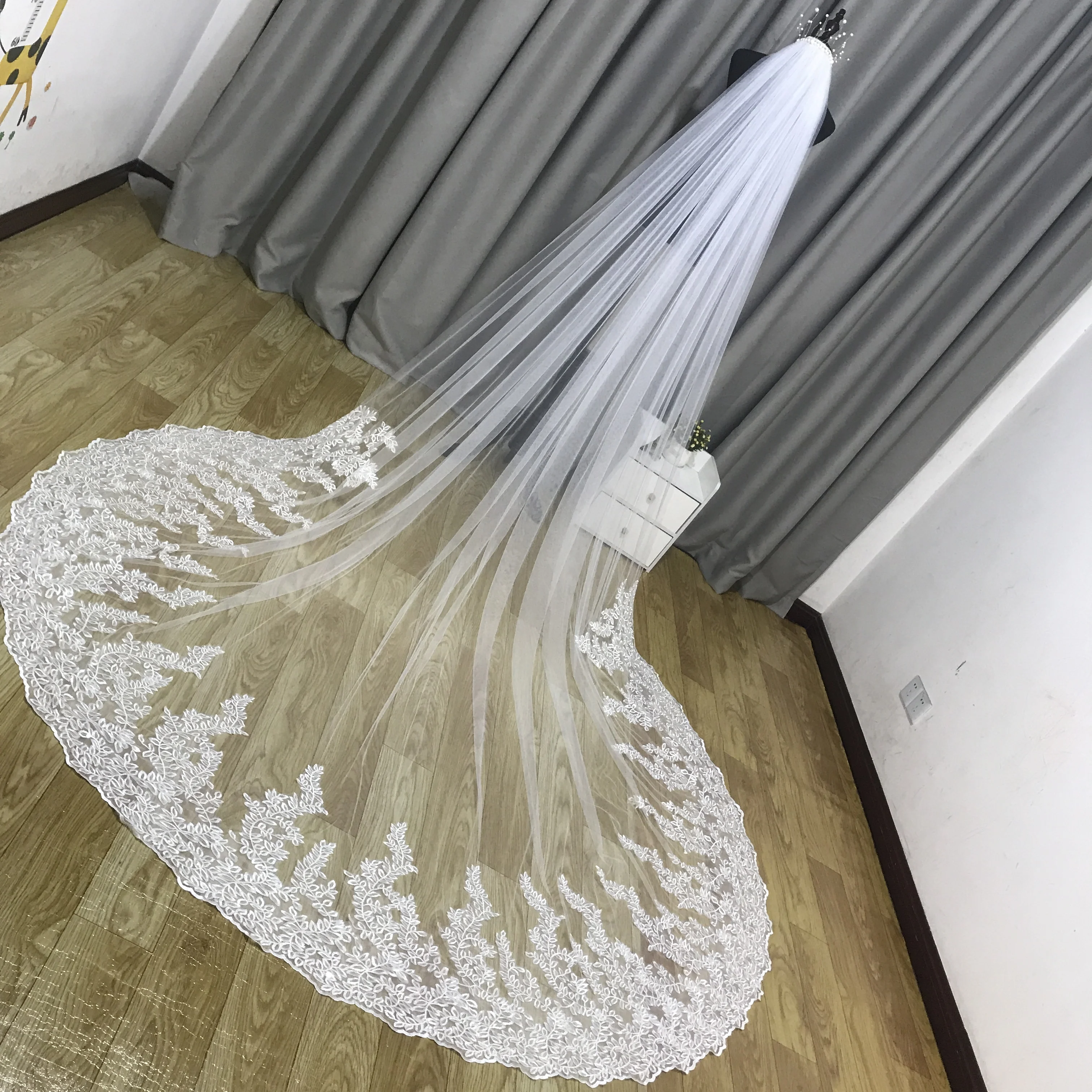 Feito sob encomenda Luxuoso 3M Véus De Noiva Com Borda Do Laço Applique Lantejoulas Macio Longa Duração Catedral Veils Uma Camada de Tule Véu de Noiva