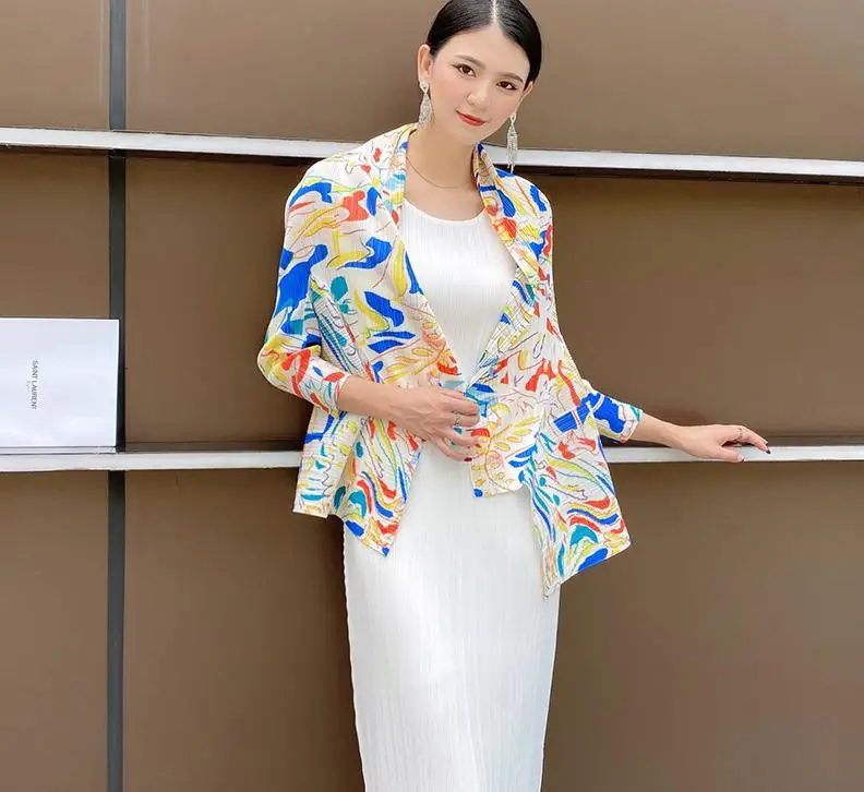 

2021 Autumn And Winter Fashion Temperament Printed Windbreaker Two Wearing Methods Retro Pleated Short Coat For Woman