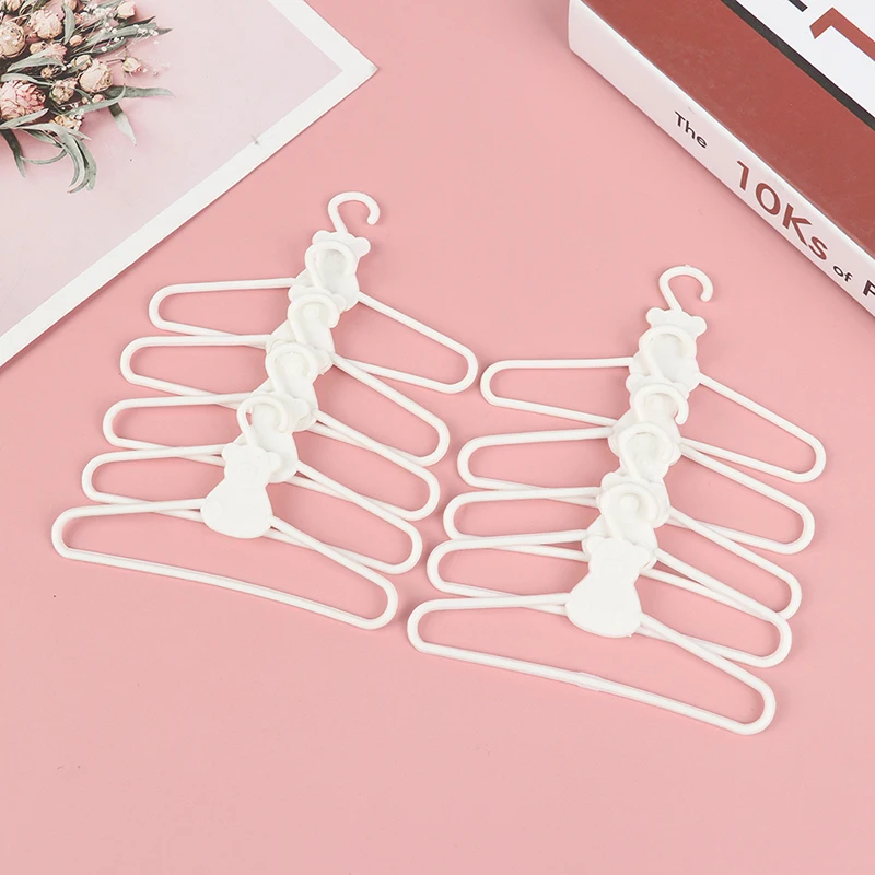 10Pcs/Lot Cute Mini Plastic Hangers Coat Dress Dolls Accessories for Doll Wardrobe Dress Clothes Dollhouse Toy